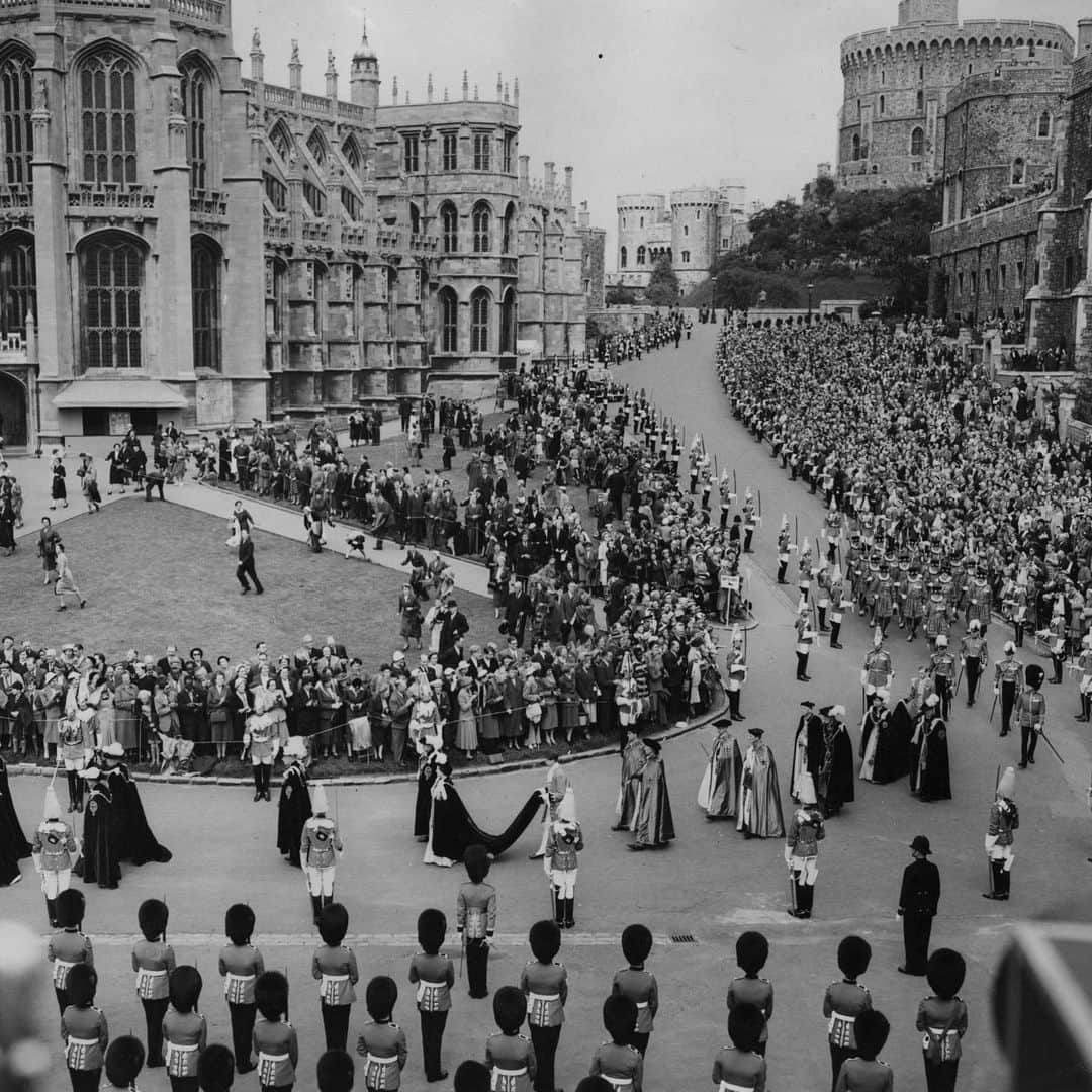 ロイヤル・ファミリーのインスタグラム：「Today at Windsor Castle, the Order of the Garter Service and Procession will take place.  The annual Garter Day procession, where The King and the Knights process in grand velvet robes, glistening insignia and plumed hats, is one of the most traditional ceremonies in the Royal calendar.  Head to royal.uk (link in bio) to take a look back at Garter Day over the years!  📷 1: Garter Day, 1954 2: King George V and Queen Mary in Garter Procession, 1913 3: King George VI and Queen Elizabeth mark the 600th anniversary of the foundation of the Order, 1948. 4: The Princess Royal, Queen Elizabeth and The King (as The Prince of Wales) attend Garter Day in 1999. 5: Queen Elizabeth II and Prince Philip attend the Order of the Garter Service in 1980. 6: The King (as The Prince of Wales), Queen Elizabeth II and The Prince of Wales (as The Duke of Cambridge) attend Garter Day in 2013. 7: Queen Elizabeth II and Prince Philip enter St George's Chapel for the Order of the Garter Service, 1956. 8: The King (as The Prince of Wales) and The Princess Royal attend Garter Day in 1995. 9: The King and Queen (as The Prince of Wales and The Duchess of Cornwall) attend the Order of the Garter Service in 2022.」