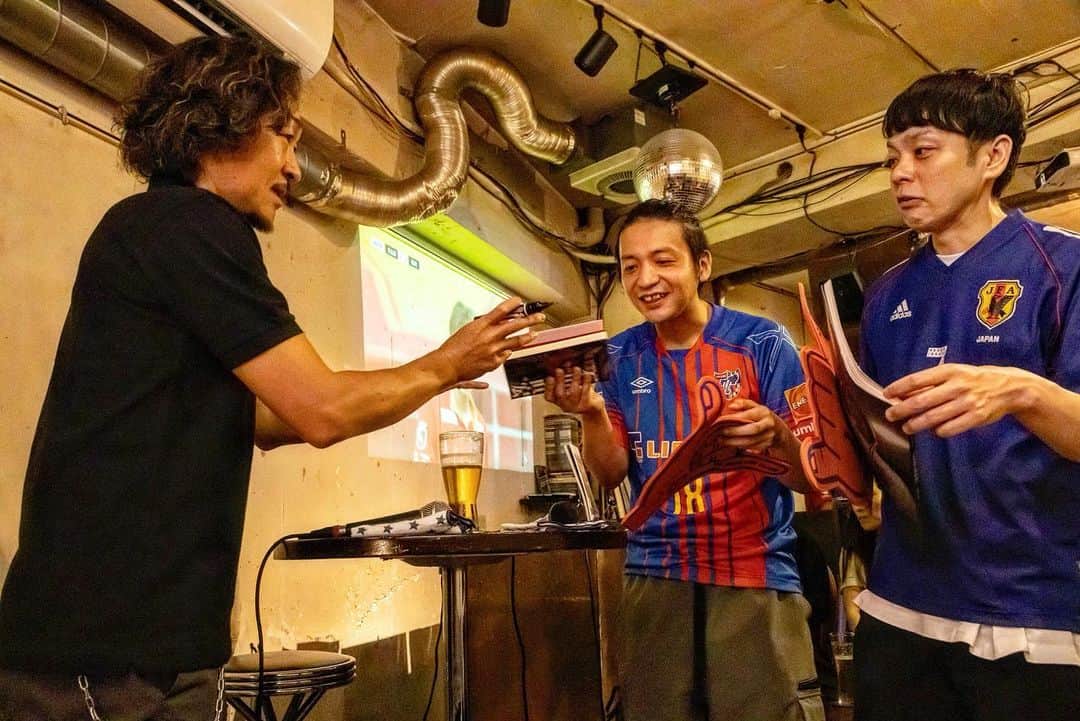 石川直宏さんのインスタグラム写真 - (石川直宏Instagram)「『Fansta ガンバ大阪戦』  明大前【Cafe Bar LIVRE】 @cafebarlivre   陽太 @yota.akimoto_official  がスペシャルゲストで登場👏  結果は残念でしたが、ご参加いただいた皆さんの想いをひとりひとり試合後に熱く語っていただき、特別な時間と想いを共有出来ました。  ご参加いただいた皆さん、Cafe Bar LIVREさん、ありがとうございました🤝🔵🔴  #Fansta #ファンスタ #jleague #Jリーグ #DAZN #fctokyo #FC東京 #Tokyo #東京 #東京が熱狂 #FC東京ファミリー #fctokyoclubcommunicator  #FC東京クラブコミュニケーター #NaohiroIshikawa #石川直宏」6月19日 22時24分 - sgss.18