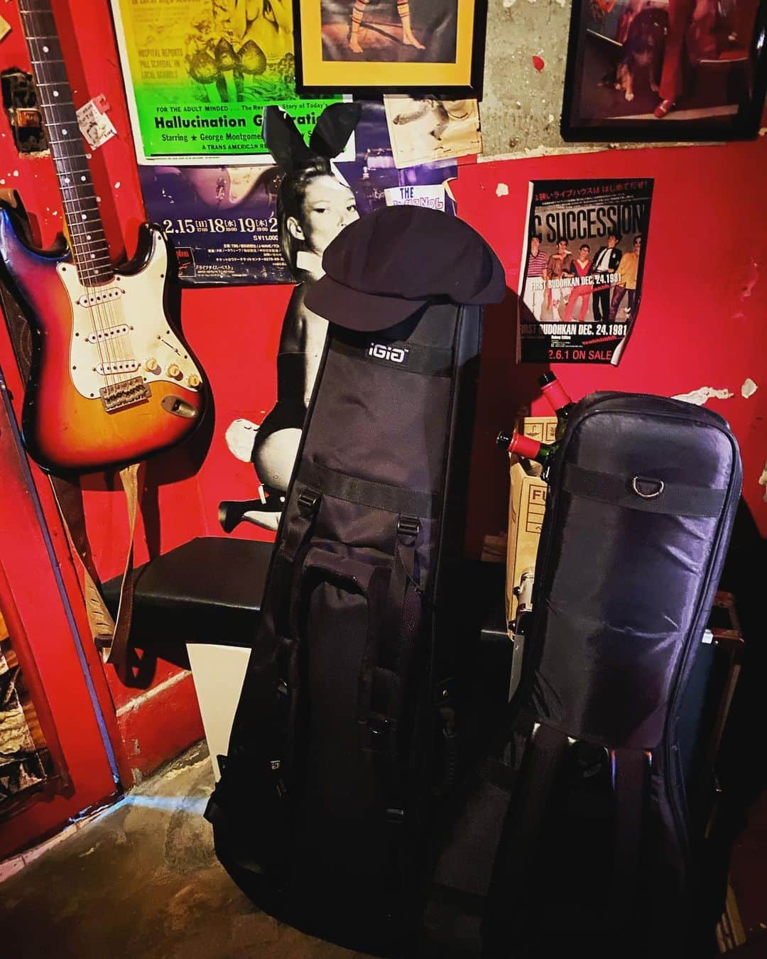 弘田佳孝さんのインスタグラム写真 - (弘田佳孝Instagram)「Rock Bar after rehearsal #gigbag #bass #kagurazaka」6月19日 22時34分 - yoshitakahirota