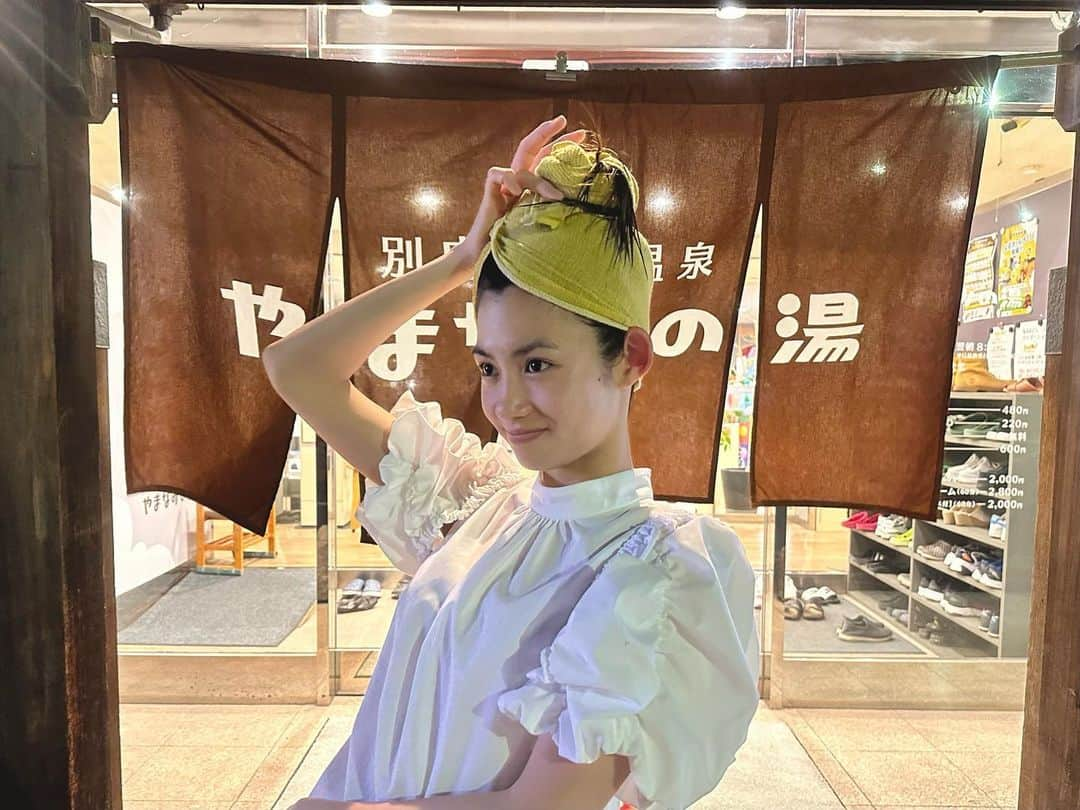 脇あかりさんのインスタグラム写真 - (脇あかりInstagram)「やまなみの湯♨️ 最近は、大分帰ると必ず 母とサウナへ行きます😐🧡  漢方サウナ、塩サウナ、焱熱地獄セルフロウリュと水風呂が最高なのです🥹🥹🥹 汗かいて肌もツルツルになって嬉しい🥺💕  #別府　#やまなみの湯　#温泉　#サウナ　#サ活　#別府観光　#beppu #大分県　#온천」6月19日 22時26分 - akari_waki_official