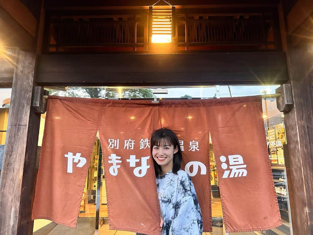 脇あかりのインスタグラム：「やまなみの湯♨️ 最近は、大分帰ると必ず 母とサウナへ行きます😐🧡  漢方サウナ、塩サウナ、焱熱地獄セルフロウリュと水風呂が最高なのです🥹🥹🥹 汗かいて肌もツルツルになって嬉しい🥺💕  #別府　#やまなみの湯　#温泉　#サウナ　#サ活　#別府観光　#beppu #大分県　#온천」