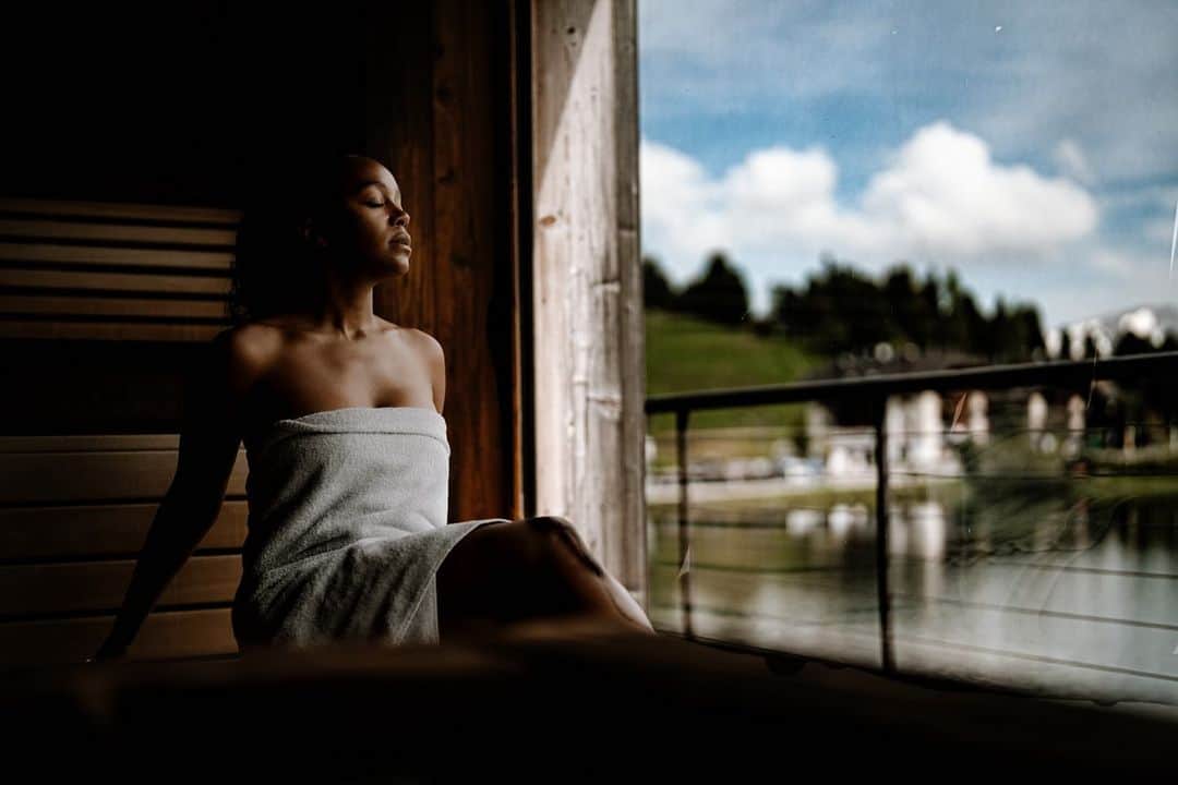 アジャ・ナオミ・キングのインスタグラム：「Came for the heat, stayed for the people watching 🫠🫣  #sauna」