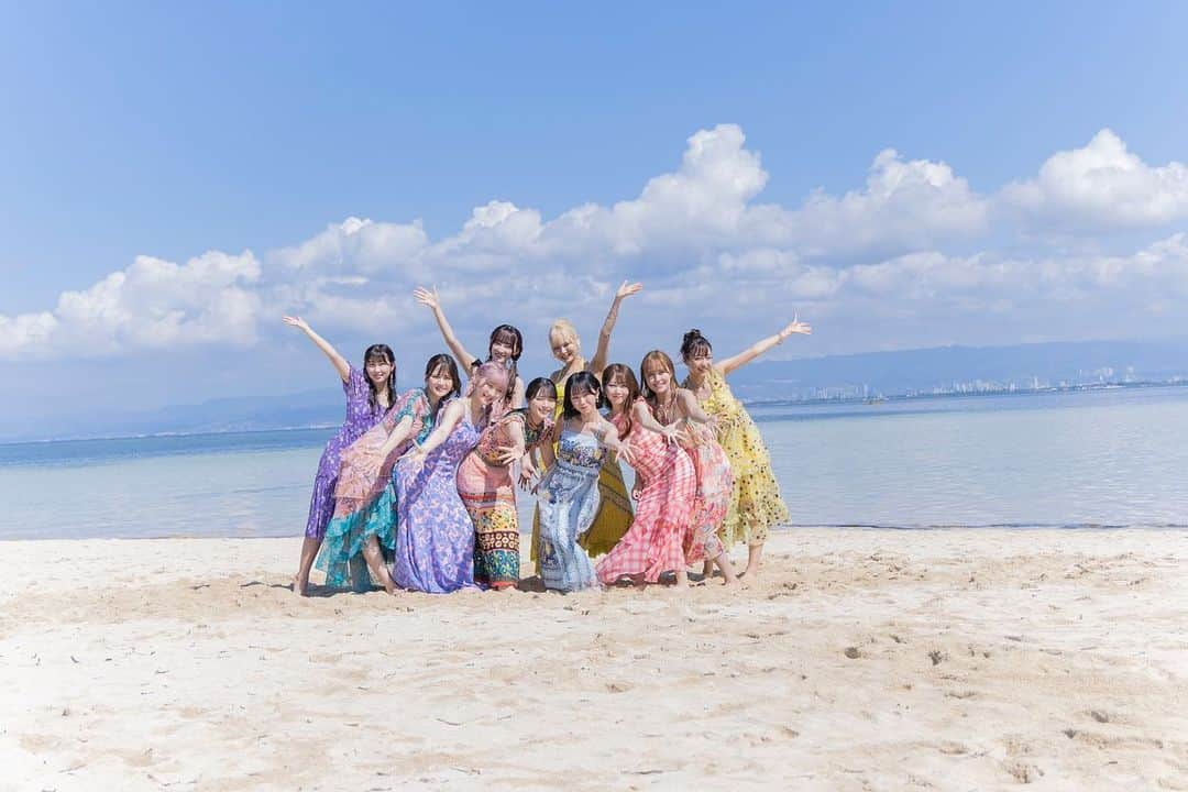 山本杏奈さんのインスタグラム写真 - (山本杏奈Instagram)「🏝️💖🏝️💖  7月19日(水)発売 ＝LOVE 14thシングル表題曲 『ナツマトぺ』  とっても元気なかわいい楽曲なのに。 笑顔で溢れてるMVなのに。 なぜか涙が出てくる… 幸せな涙です  これからもメンバーとファンの皆さんみーんなで 笑顔で居ようね☺️☀️  夏！！！たのしむぞーーー  #イコラブ #ナツマトペ」6月19日 22時27分 - yamamoto_anna_