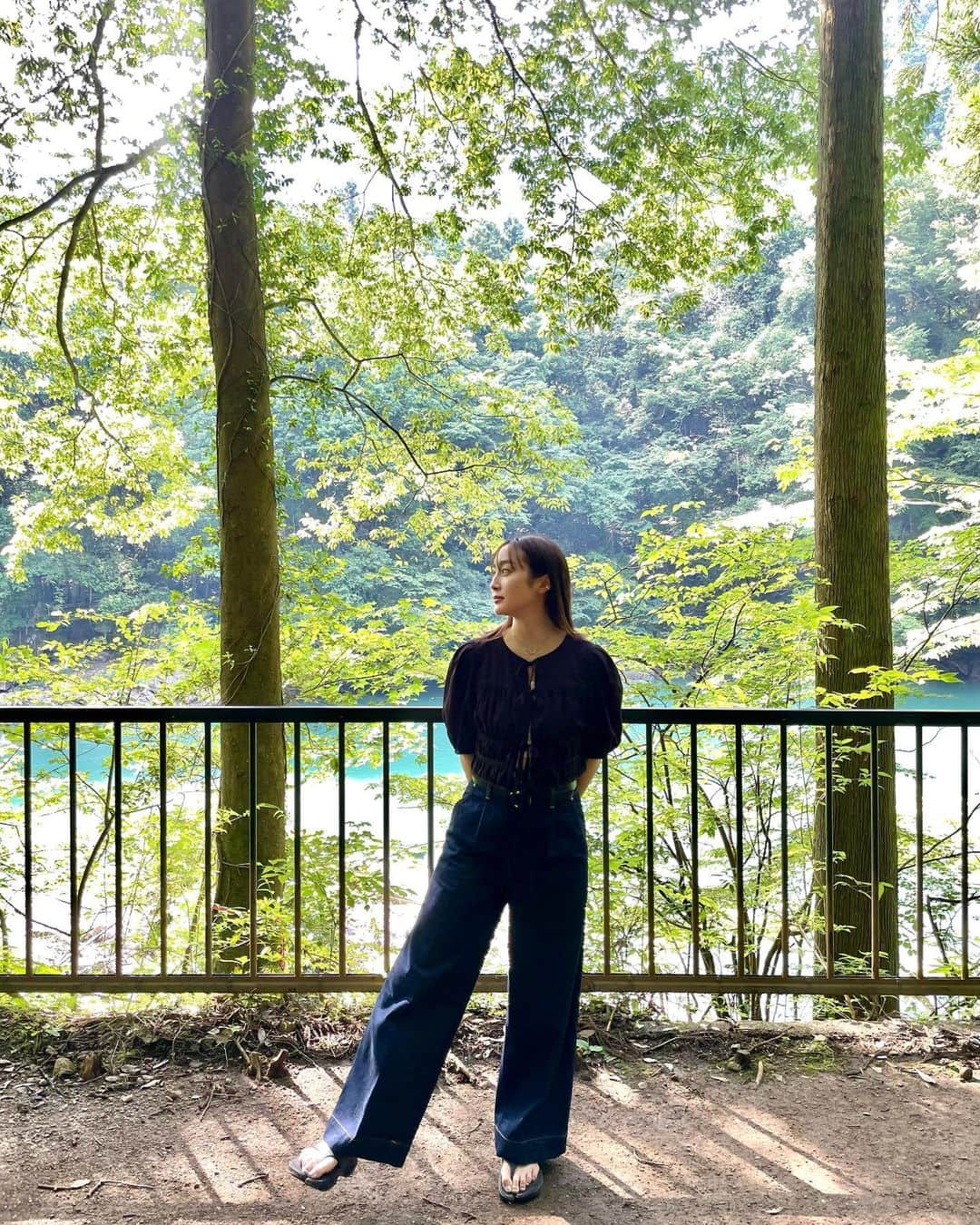 泉見祐希のインスタグラム：「自然を感じに奥多摩へ🌿  ご飯食べてる時にずーっと同じ場所で さえずっていた鳥が可愛かった🦜🫶」