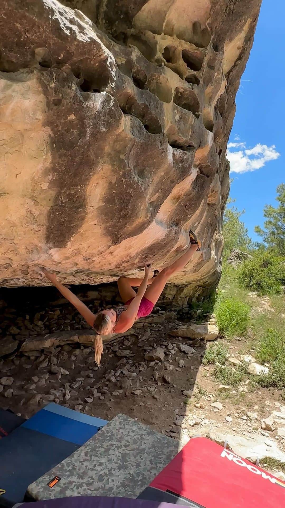 シエラ・ブレア・コイルのインスタグラム：「Lolita, V10 Priest Draw, AZ  Another roof problem down ✅   🎥: @b_enix_  @moonclimbing │ @moonclimbingwomen │ @myclimbapp │ @oncruxofficial │ @perfecthydration」