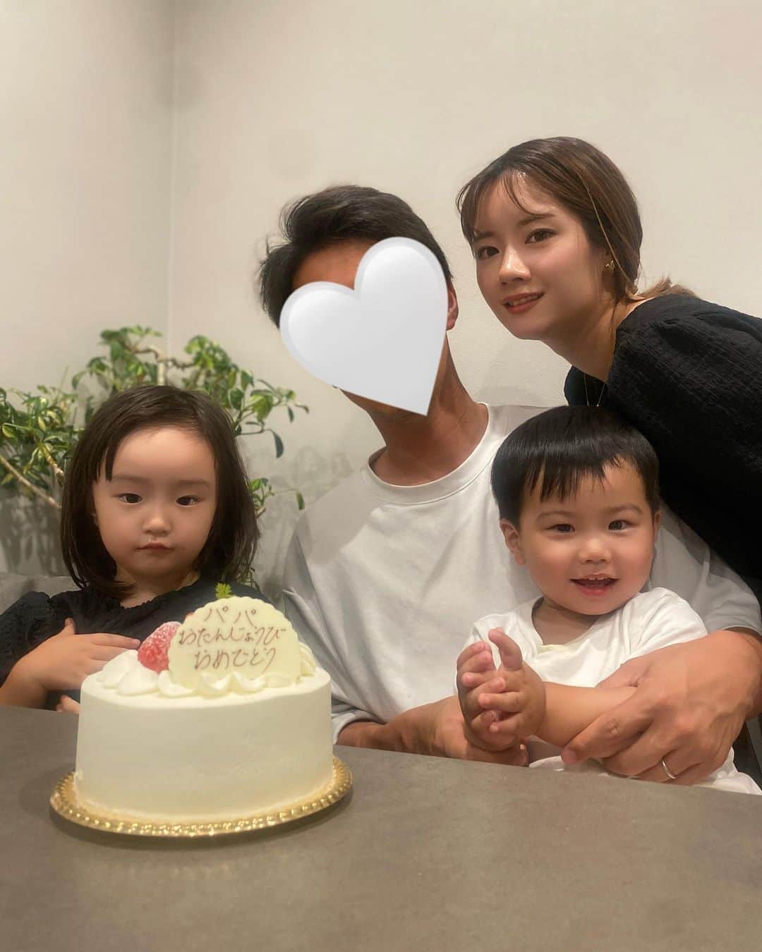 畠中清羅 のインスタグラム：「_  パパhappybirthday🎂💓  恒例の家族写真とバースデーソング。 誕生日プレゼントはLINEのメッセージに❤️をつけて欲しいらしい🤣笑  結婚して6年も経てば お互いのラインがメモ替わりだし よくわかんない会話しかしてないけど なんだかんだ仲良く毎日過ごせてるのは 旦那さんの寛大な心のおかげだなぁといつも思ってます👍  いつもありがとう！！」
