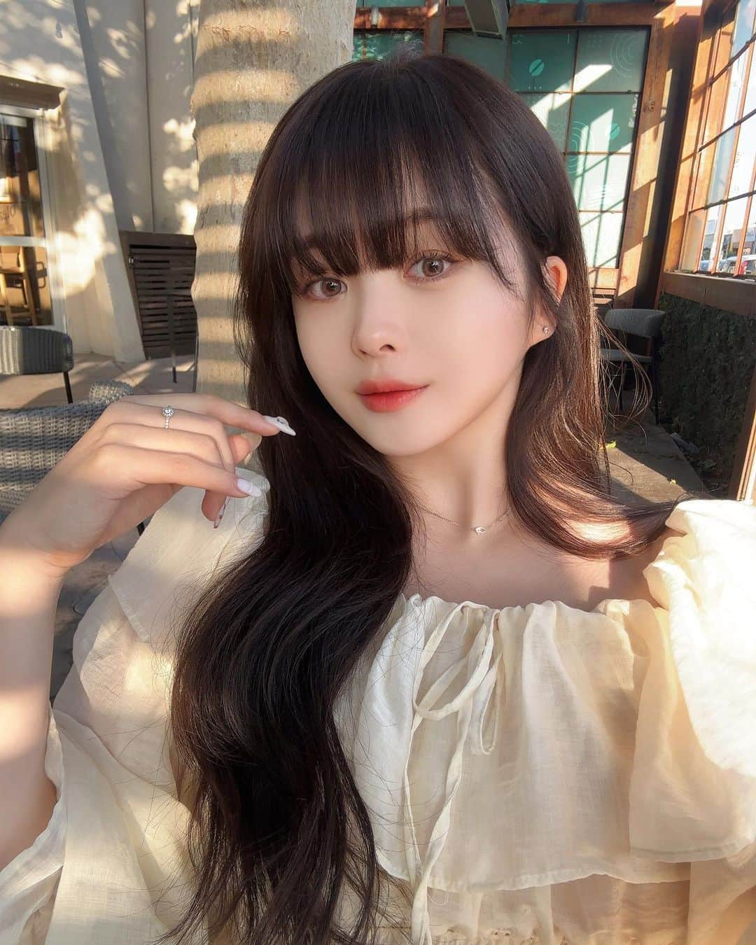 スヒョンのインスタグラム：「♥ 1, 2번 중에 뭐가 낫나용 😶‍🌫️ ⠀⠀⠀ ( 요즘 셀카 너무 못 찍는다고 지인들이 늠 뭐라해서 서러워가지고 올리지 말라는 사진 꾸역꾸역 올리는 나 ) 𝑱𝒂𝒏𝒈𝒔𝒖𝒉𝒚𝒖𝒏」
