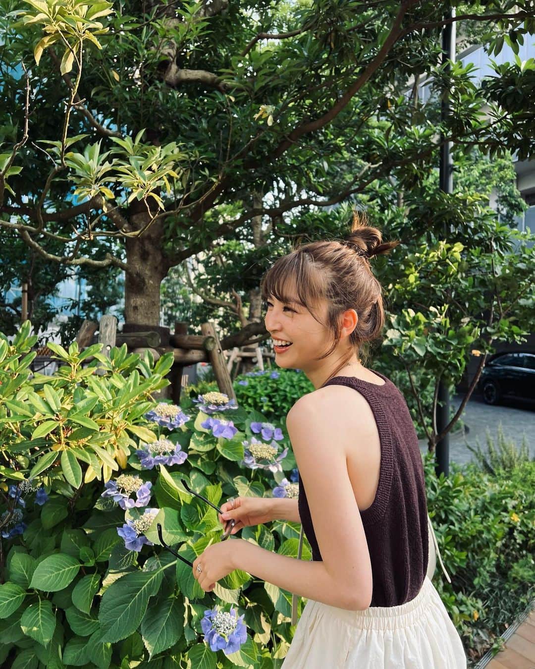 上西星来のインスタグラム：「私服💫  tops @emmi.jp  skirt @akte_official  sandal @zara  blouson @redyazel   ななちゃんがいっぱい撮ってくれた🫶🏻 thank you📸♡ @nanagirl7」