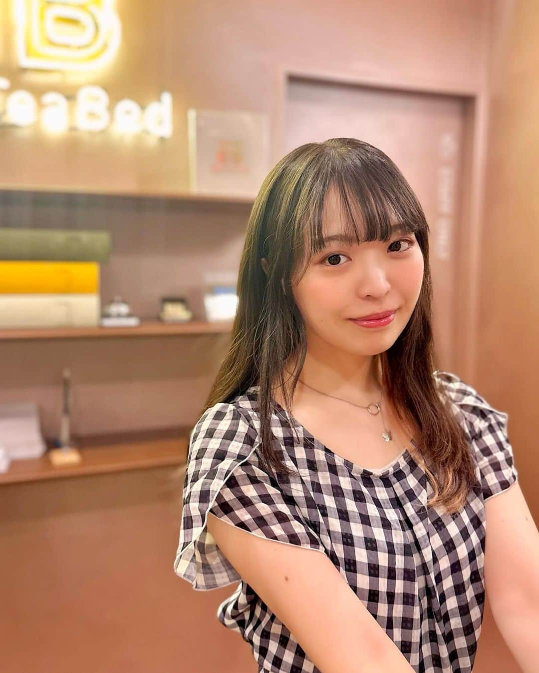 白井佑奈のインスタグラム：「📕  渋谷にNewOpenした  BookTeaBed( @book_tea_bed )さんに行ってきたよ🥰      *☼*―――――*☼*―――――*☼*    🎈ポイント ＊本×カフェ×泊まるが詰まった空間✨  ＊漫画や書籍は約3000冊  ＊1階のチムニーコーヒーのカフェも利用できる    *☼*―――――*☼*―――――*☼*    渋谷の東急本店すぐ近くにできたホテル🏰  1泊5000円と渋谷でちょっと泊まりたい時とか、満喫は苦手って人にオススメだなぁと思ったよ☺️    1階にはチムニーコーヒー( @chimney_coffee )さんでカフェ楽しめるし、映えスポットもあるから女子会するのも楽しいかも💗   🏠 BookTeaBed 📍渋谷駅 ⏰ チェックイン15:00~0:00,  チェックアウト0:00~10:00,  チムニーコーヒー8:00~19:00  ＊＊＊＊＊＊＊＊＊＊  お仕事依頼はDMへ💌💭 ＊＊＊＊＊＊＊＊＊＊    プロフィールリンクはこちら👉 @yuna_smile0130    #渋谷#渋谷ホテル#渋谷カフェ#渋谷グルメ#渋谷スイーツ#渋谷グルメ#渋谷安いホテル#東京ホテル#ブックティーベッド#東京カフェ#チムニーコーヒー#渋谷本屋#泊まれるカフェ#泊まれる本屋#チムニーコーヒーbeteabea#bookteabed#hotel#shibuyahotel#tokyocoffee」