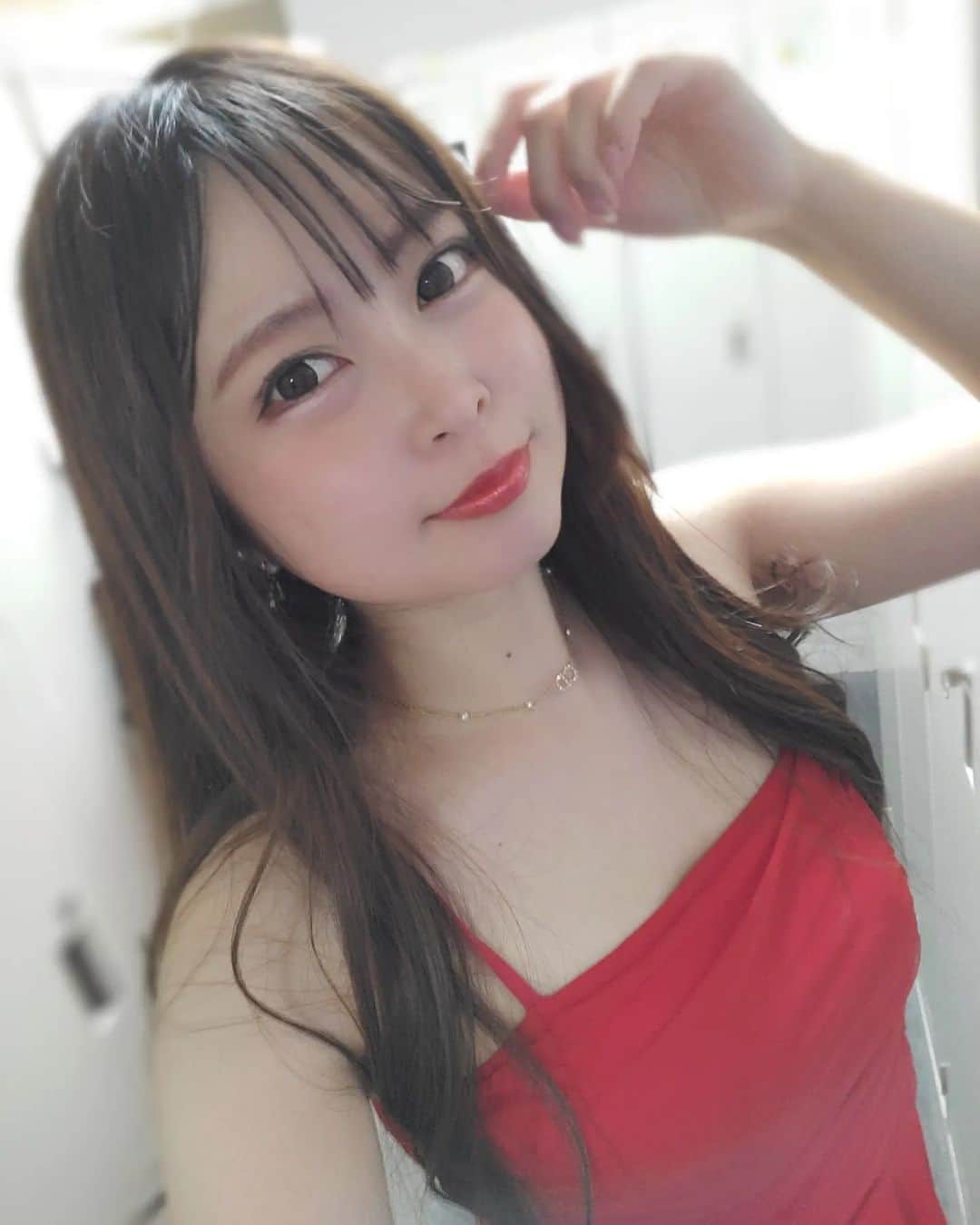 広瀬みくのインスタグラム：「♥♥♥   月曜日おつかれさま！！ 今日も暑かったねー🥺       #赤ドレス #キャンギャル #レースクイーン #イベントコンパニオン #コスチューム #衣装 #ドレス #japanesegirl #racequeen #rq #dress #costume #selfie」