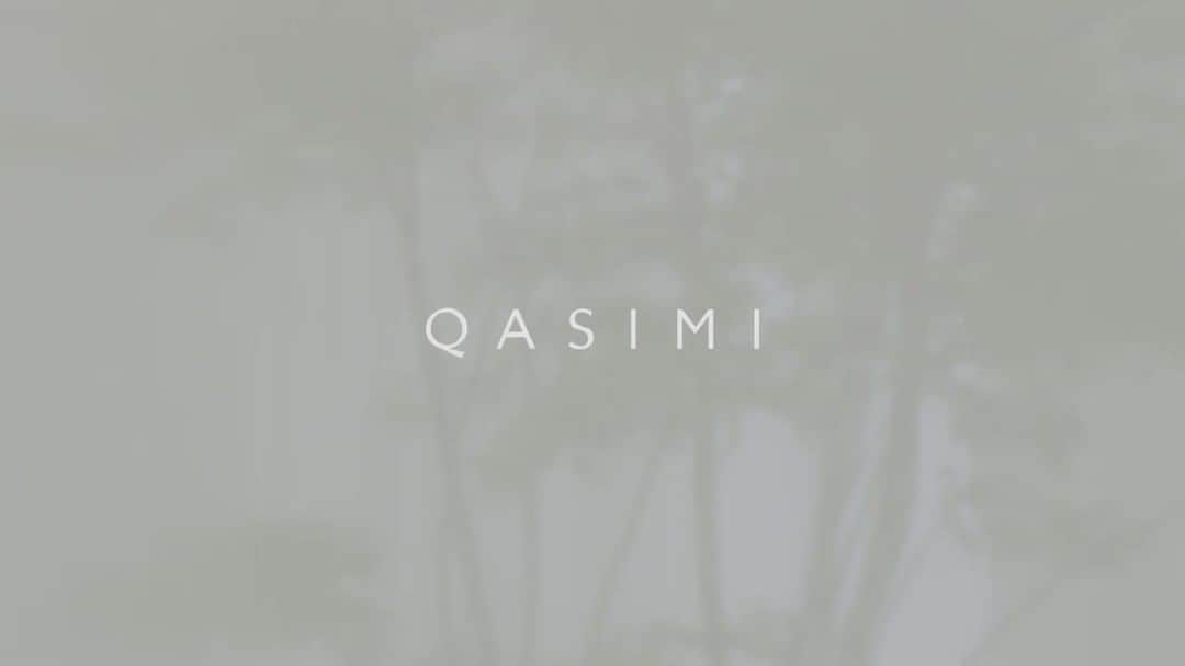 カシミ オムのインスタグラム：「SS24 is a homage to the defining stories of Kamala Ibrahim Ishaq, with her visceral works inspiring a unique exploration of optimism and defiance, building on the resilient nature of QASIMI SS23.⁠ ⁠ Kamala's portraits are featured on a number of pieces from the collection.⁠ ⁠ #QASIMISS24⁠ #QASIMI⁠ #LFW⁠ ⁠ Creative Director: Hoor Al Qasimi @hooralq  Art Director: Nicolas Santos @nicolas_santos santos⁠ Photographer: Keerthana Kunnath @kee_kunnath⁠ Film: Child Studio @childstudio⁠ Artist Collaboration: Kamala Ibrahim Ishaq @kamala_ibrahim_ishag.official⁠ Music: Hasan Hujairi @hasan.hujairi⁠ Stvlist: Nell Kalonii @nellkalonii⁠ Styling Assistant: Honor Dangerfield @honordangerfield⁠ Production: Sharda Fähmel⁠ Production Manager: Jo Cullis⁠ Production Assistants: Nadia Abraham, Sylwia Gregorzko &⁠ Caitlyn Duncan⁠ Movement Director: Simon Donnellon @simon.donnellon⁠ Casting: Troy Fearn @troycasting⁠ Hair Stylist: Dexter Johnson for Toni & Guy @dexterdapper⁠ Make-Up Artist: Celia Burton @celiaburtonmakeup⁠ Manicurist: Sasha Goddard @sasha_goddard.⁠ Set Designer: Georgia Currell @georgiacurrell_set」