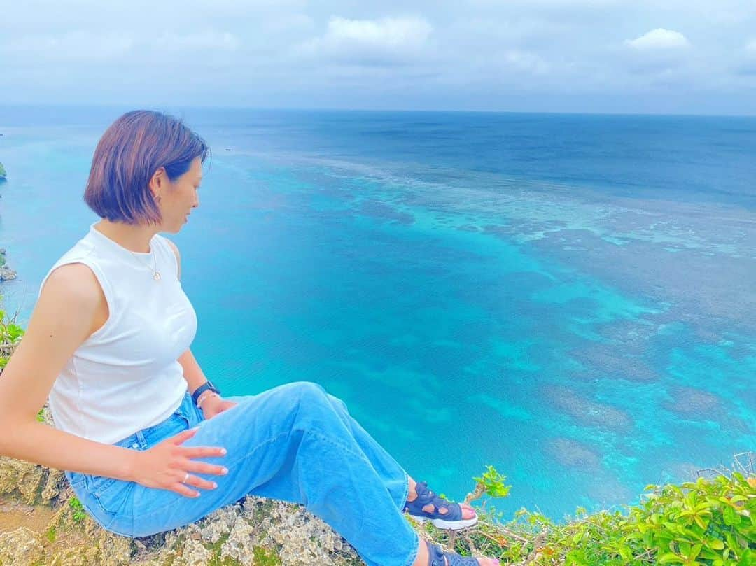 峯村沙紀のインスタグラム：「🏝️MIYAKO🏝️ Day1  やっと行けた宮古島🏝️💕 会いたい人が沢山いて、ワクワクが止まらなかった🥹 そして、やっと会えた再会だったり、初めてお会いした皆様とのご縁が最幸すぎてありましたらました🥹💓  宮古島で涙の浄化  少しずつ想い出投稿させてください🌺🏝️🩵  まずは、東レの時からずっと応援してくれていた真菜ちゃん🩵 @mn2390 🫶  最初から最後までいろんな調整をしてくれて、たくさんの方に会わせてくれたりいろんな場所に連れて行ってくれて本当にありがと💓  #宮古島 #三角点 #17end #海 #沖縄 #旅行 #まなちゃん #そばかめ #沖縄そば #伊良部」