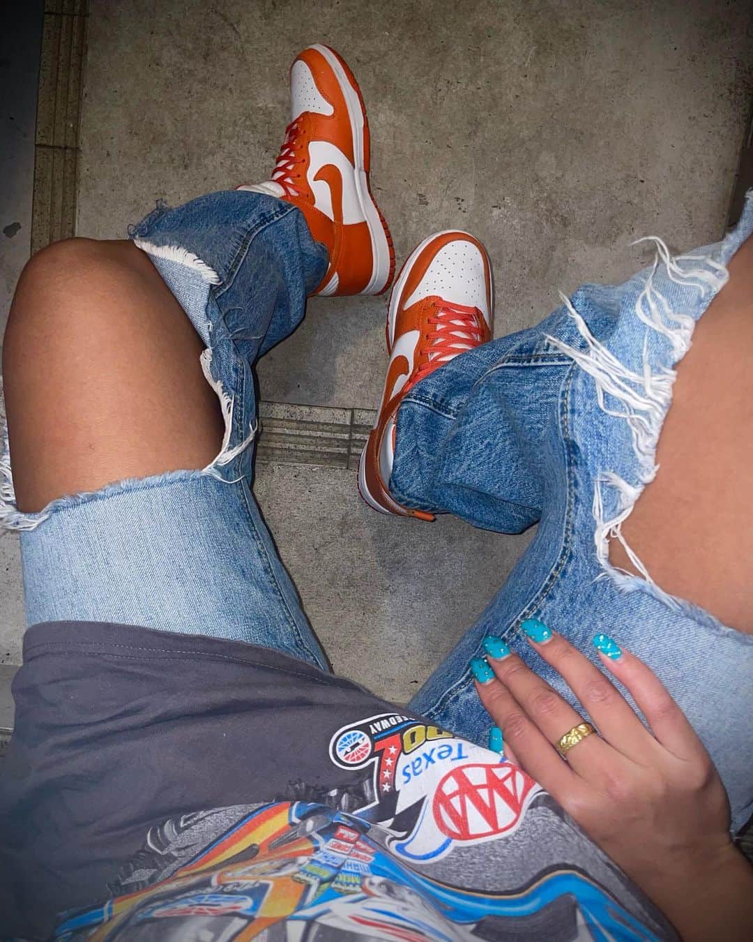 MARSEのインスタグラム：「♡  🧡💙🧡💙  #kicks#dunk#orange#denim#gu#nike#sneakers#nails#fashions#outfit#プチプラコーデ#ダメージデニム#古着#セルフネイル#ファッション#海外ファッション#スニーカー女子」