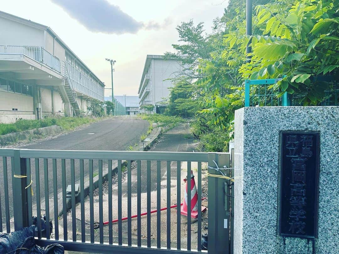 山根恵里奈さんのインスタグラム写真 - (山根恵里奈Instagram)「#fukushima  #福島 #浜通り   宮城からの帰り道に🚙  久々の母校🏫 #福島県立富岡高校  双葉町にある、マリーゼ時代の寮。 寮は、きっと次に来る頃には違う姿になっていると思います。  そのままの形を見れるのは、今回が最後かな…と思うと このタイミングで来られてよかった🙂  これでまた、一つ区切りです。  実際に来ると、正直まだまだ いろんな想いは浮かんできますが…  それも全部、自分にとって 必要な一つなんだと思いながら またこれからも日々進んでいこうと思います🙂」6月19日 22時59分 - erina.yamane