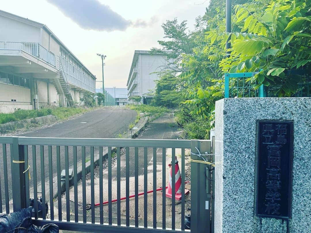 山根恵里奈さんのインスタグラム写真 - (山根恵里奈Instagram)「#fukushima  #福島 #浜通り   宮城からの帰り道に🚙  久々の母校🏫 #福島県立富岡高校  双葉町にある、マリーゼ時代の寮。 寮は、きっと次に来る頃には違う姿になっていると思います。  そのままの形を見れるのは、今回が最後かな…と思うと このタイミングで来られてよかった🙂  これでまた、一つ区切りです。  実際に来ると、正直まだまだ いろんな想いは浮かんできますが…  それも全部、自分にとって 必要な一つなんだと思いながら またこれからも日々進んでいこうと思います🙂」6月19日 22時59分 - erina.yamane