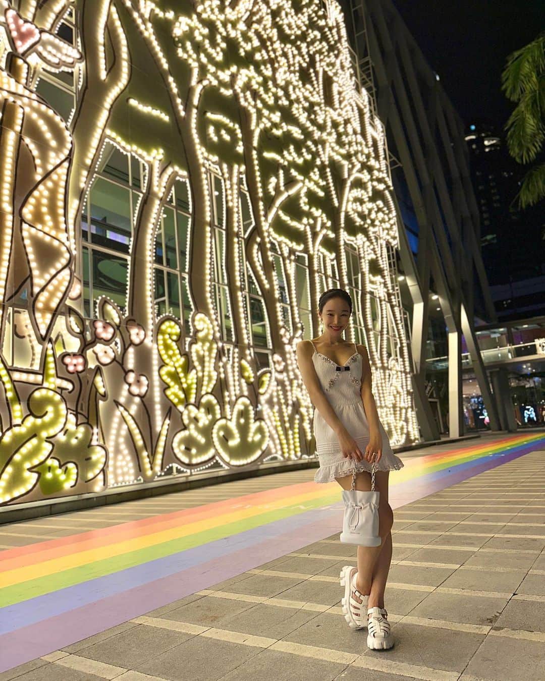 イ・サガンさんのインスタグラム写真 - (イ・サガンInstagram)「summer night vibe 💜💚🩵💙  #thailand #siam #bangkok  #apinarajewellery  .」6月19日 23時04分 - leesagan