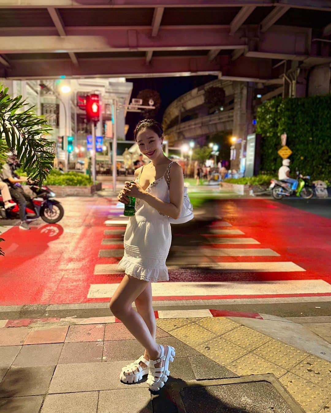 イ・サガンさんのインスタグラム写真 - (イ・サガンInstagram)「summer night vibe 💜💚🩵💙  #thailand #siam #bangkok  #apinarajewellery  .」6月19日 23時04分 - leesagan
