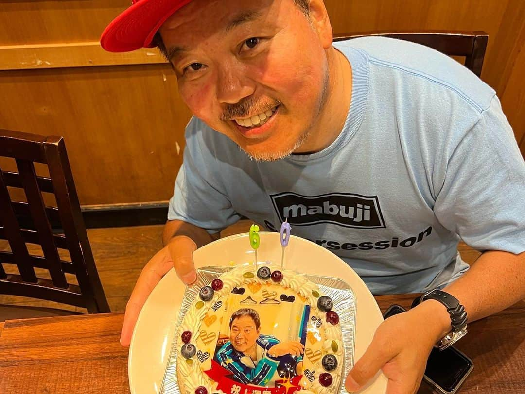 ロッシーさんのインスタグラム写真 - (ロッシーInstagram)「ほんこんさん！還暦！おめでとう会！ 昨日の、父の日！僕たちの、父！ ルミネのほんこん班で、ほんこんさんの、還暦をお祝いしました！60歳おめでとう御座います！ #ほんこん #シベリア文太 #大山英雄 #芦澤和哉 #野性爆弾ロッシー #バッドボーイズ清人 #カラテカ矢部太郎 #内海仁志 #チャドマレーン #三瓶 #鈴木那奈 #ベン山形 #還暦 #父の日 #ルミネ」6月19日 23時06分 - yaseibakudan_rossy