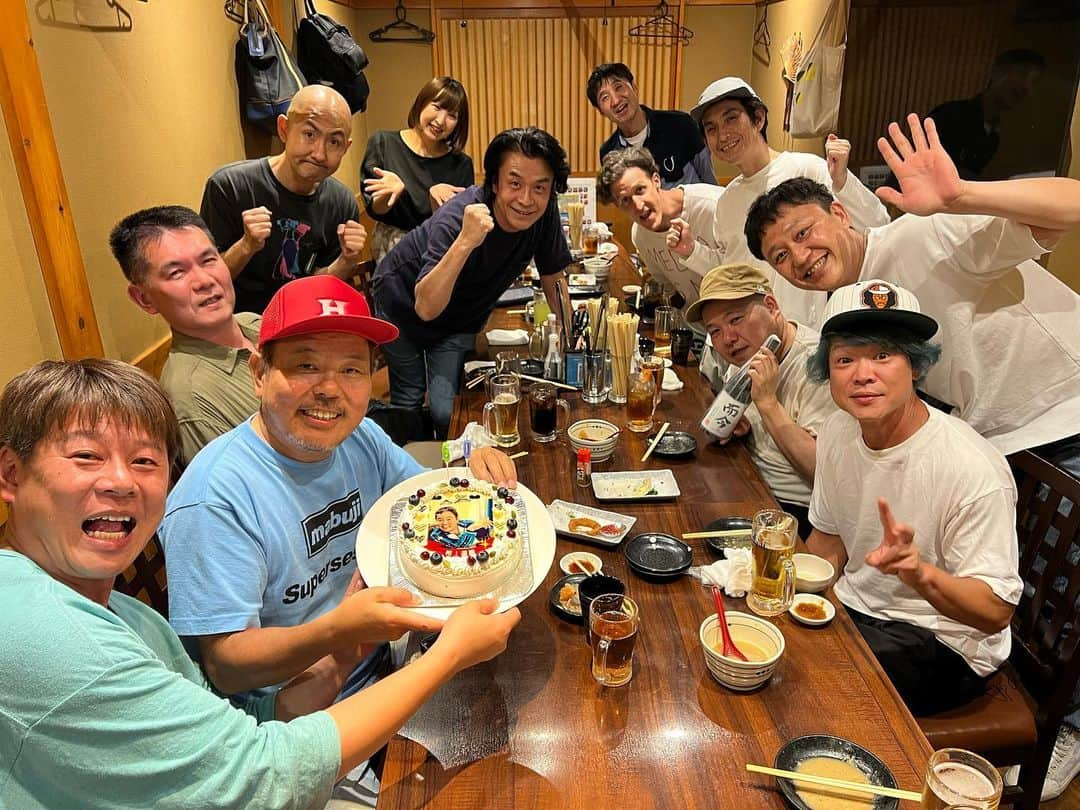 ロッシーのインスタグラム：「ほんこんさん！還暦！おめでとう会！ 昨日の、父の日！僕たちの、父！ ルミネのほんこん班で、ほんこんさんの、還暦をお祝いしました！60歳おめでとう御座います！ #ほんこん #シベリア文太 #大山英雄 #芦澤和哉 #野性爆弾ロッシー #バッドボーイズ清人 #カラテカ矢部太郎 #内海仁志 #チャドマレーン #三瓶 #鈴木那奈 #ベン山形 #還暦 #父の日 #ルミネ」