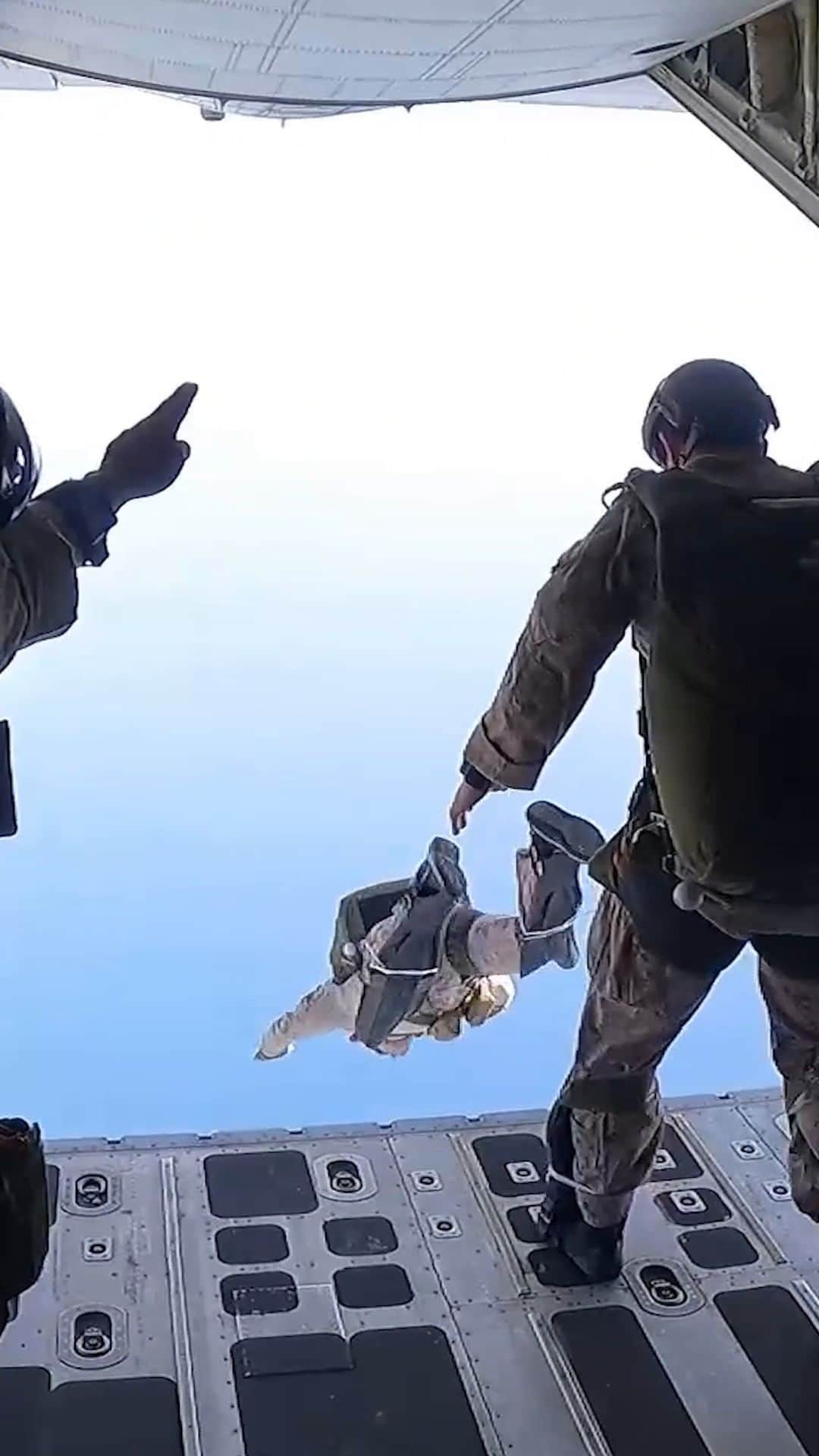 アメリカ海兵隊のインスタグラム：「Moto for your Monday 🇺🇸  #Marines fight in every clime and place. From pilots in the sky to divers in the sea, Marines train endlessly to remain ready for when the Corps is called upon and continue to be America’s most lethal fighting force.   #MarineCombatArms #SemperFi #Training」
