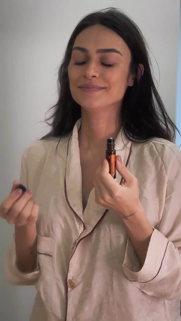 Thaila Ayalaのインスタグラム：「Ser mãe não é uma tarefa fácil, mas eu tenho superaliados da dōTERRA que me ajudam a manter o foco e o ânimo durante o dia, mesmo depois de uma noite mal dormida ou de muitos despertares para amamentar.  Já anota essa dica:  💧Para começar o dia, eu uso: mix de óleos essenciais Motivate®️ 💧Para acompanhar o ritmo agitado do Chico, vou de Peppermint 💧E à noite: algumas gotinhas de Lavender para eu poder ter uma noite mais tranquila e relaxar  *Para a utilização de produtos dōTERRA durante a amamentação, recomendamos que consulte seu médico.  @doterrabr  #publicidade」
