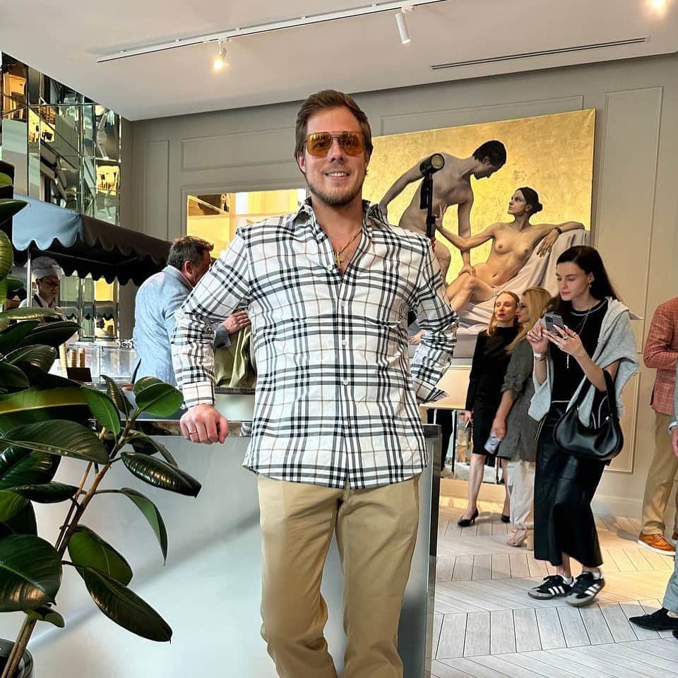 ニキータ・カツァラポフのインスタグラム：「Вылетаем в Сочи! ✈️  Выпал немного из соц.сетей, готовились⛸️, ведь уже завтра состоится премьера сказки «Спящая Красавица»! Это будет очень красиво!!  Кто ждёт премьеру также, как мы?🤩」