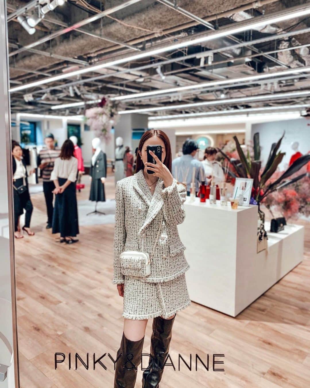のインスタグラム：「@pinkyanddianne_official  2023-2024 Autumn / Winter Collection  ハンサムフェミニンなムードがとっても好みでした🖤💋 ツイードのセットアップに一目惚れ🥺  届くの楽しみ~🫶  #PINKYANDDIANNE #ピンキーアンドダイアン #ピンキー #maripo_fashion #ツイードジャケット #ツイードスカート #ツイードセットアップ #秋冬コーデ #展示会巡り #秋冬ファッション #ツイード #大人女子ファッション #168cmコーデ #tweedjacket #tweedskirt #autumnwintercollection #autumnwinterfashion #japanesefashion」