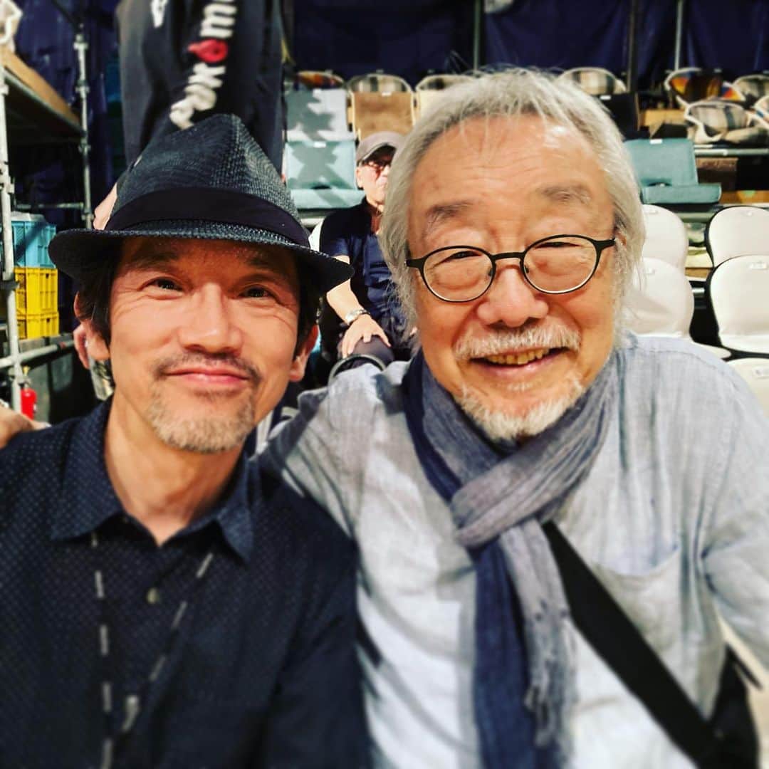 松田洋治のインスタグラム：「感動の夜でした。 「少女都市からの呼び声」の音楽はいくつかバージョンがあるのですが、今回は小室 等さんので、紡がれています。今日はその小室さんが観に来て下さいました。ちゅうが一年生でフォークギターを、弾きかじった世代としてはまさにレジェンド。お会い出来て話もさせていただき、感動でした。ありがとうございました。  #少女都市からの呼び声  #小室等  さん #松田洋治  #新宿梁山泊」