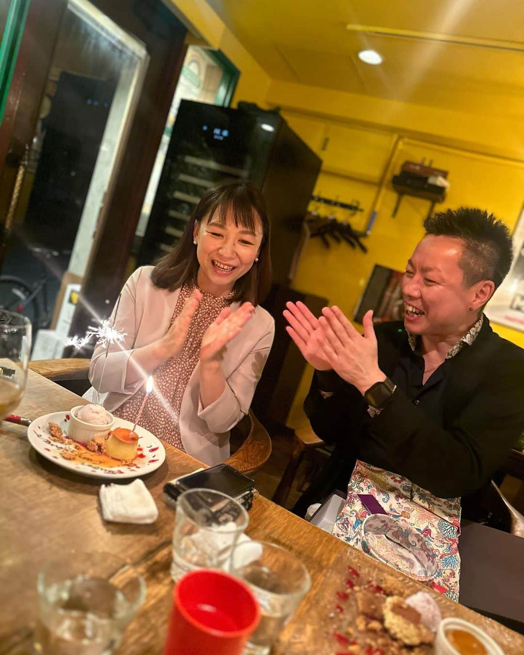 小野麻亜矢のインスタグラム：「お誕生日会and壮行会  まるで どこか 遠くの遠くの遠くの果てへ  なかなか会えないところに 行くのかな？ ぐらいの壮行会になったけど  すぐ行ける距離笑  みんなからのプレゼントの オーダーメイドのシャツは @loud_garden  @ryojiokada   #お誕生日会 #壮行会 #盛大に飲んだ #オーダーメイドシャツ #御成門グルメ」