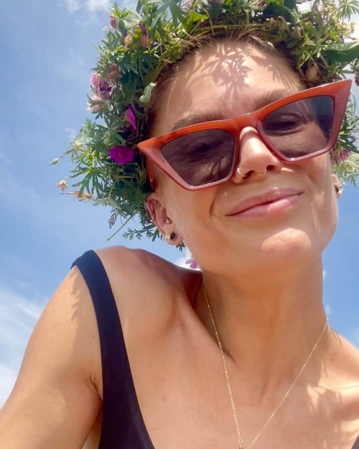 Linda Hallbergのインスタグラム：「Two weeks of well needed vacation has come to an end.. after Sweden Rock we took a very long bus ride to a tropical hot Oslo, then back to Sweden again yesterday to watch @epicaofficial & @metallica in Gothenburg. Feels like I have been away for two months and I have barely been on social media at all.. sooo back on track tomorrow. What kind of content do you want to see me create?」