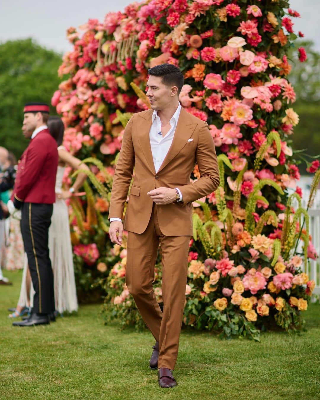 ルイス・タンさんのインスタグラム写真 - (ルイス・タンInstagram)「Charming day at the Queens Cup with my @cartier family. @laurentfeniou   Wearing the Tank Louis Cartier with a perfectly paired suit by @viggolondon.  Photos by @davebenett @nickharveyphotographer」6月19日 23時23分 - lewistanofficial