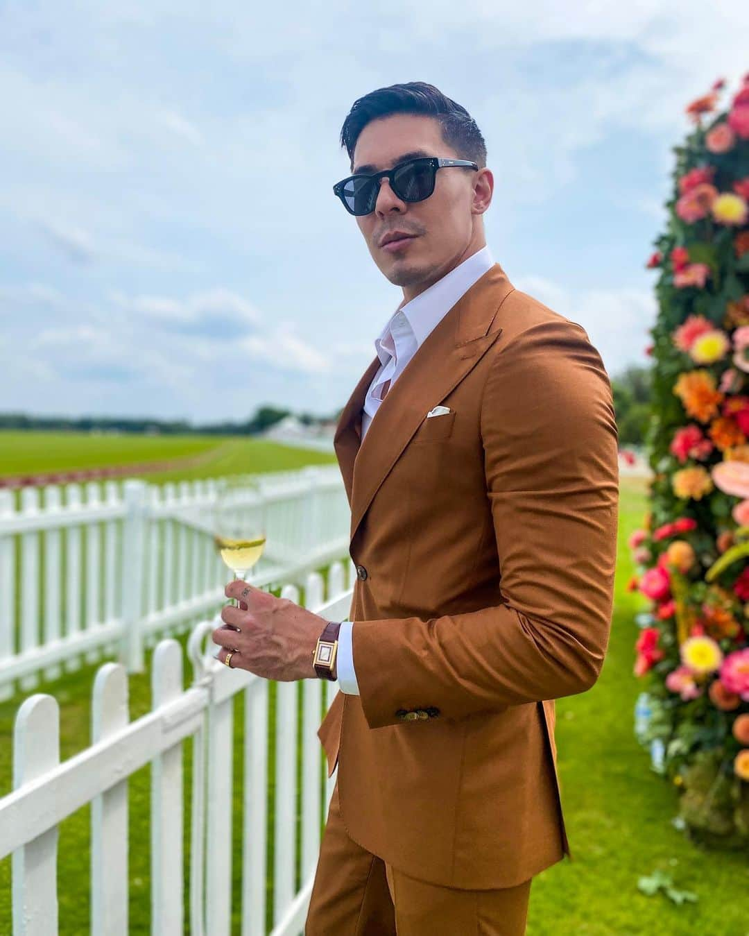 ルイス・タンさんのインスタグラム写真 - (ルイス・タンInstagram)「Charming day at the Queens Cup with my @cartier family. @laurentfeniou   Wearing the Tank Louis Cartier with a perfectly paired suit by @viggolondon.  Photos by @davebenett @nickharveyphotographer」6月19日 23時23分 - lewistanofficial