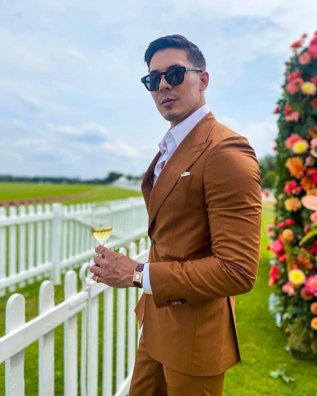 ルイス・タンのインスタグラム：「Charming day at the Queens Cup with my @cartier family. @laurentfeniou   Wearing the Tank Louis Cartier with a perfectly paired suit by @viggolondon.  Photos by @davebenett @nickharveyphotographer」