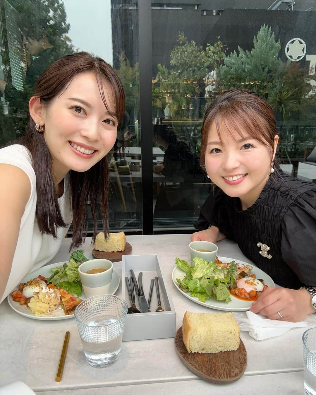 早川茉希さんのインスタグラム写真 - (早川茉希Instagram)「🌿🍽️ テラス席の開放感が大好き😍  ひぃちゃんとランチに訪れたこの日は 暑すぎずちょうど良い陽気で すごく気持ちが良かった〜🥹💓  雨や暑さを考えると なかなかタイミングが難しいけれど もっと外ご飯を楽しみたいな🫶🏻  こちらはソファー席もあり 赤ちゃん連れのお客さんもいました👶🩷 また行きたいお店のひとつです☺️  #ランチ #テラスカフェ #銀座ランチ #子連れランチ東京 #テラス席があるお店 #晴れた日 #女子会 #あっという間のひととき #楽しい時間 #今年の夏はBBQもしたいな #梅雨の晴れ間 #同期 #戦友 #アナウンサー #ジョイスタッフ」6月19日 23時25分 - maki_hayakawa