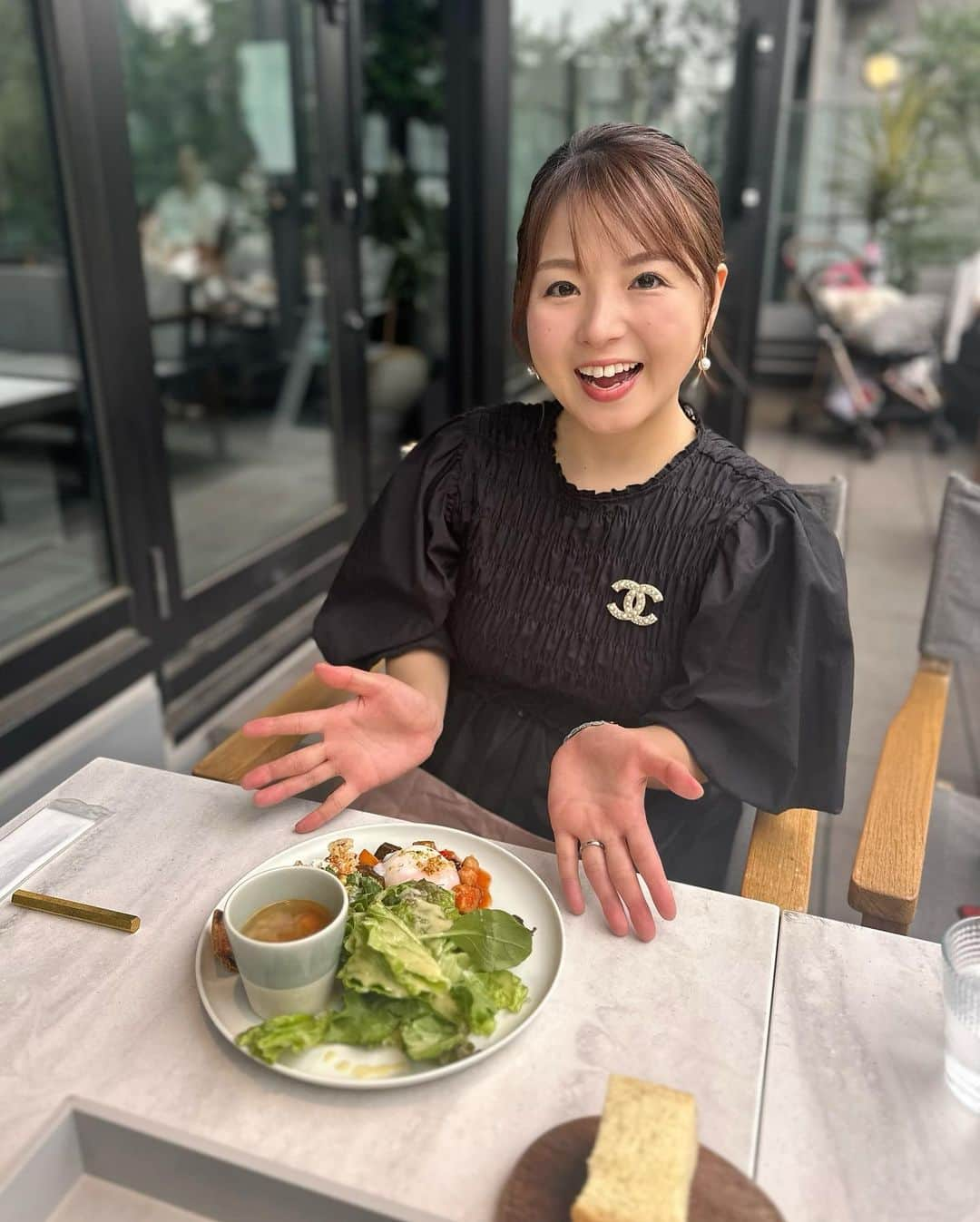 早川茉希さんのインスタグラム写真 - (早川茉希Instagram)「🌿🍽️ テラス席の開放感が大好き😍  ひぃちゃんとランチに訪れたこの日は 暑すぎずちょうど良い陽気で すごく気持ちが良かった〜🥹💓  雨や暑さを考えると なかなかタイミングが難しいけれど もっと外ご飯を楽しみたいな🫶🏻  こちらはソファー席もあり 赤ちゃん連れのお客さんもいました👶🩷 また行きたいお店のひとつです☺️  #ランチ #テラスカフェ #銀座ランチ #子連れランチ東京 #テラス席があるお店 #晴れた日 #女子会 #あっという間のひととき #楽しい時間 #今年の夏はBBQもしたいな #梅雨の晴れ間 #同期 #戦友 #アナウンサー #ジョイスタッフ」6月19日 23時25分 - maki_hayakawa