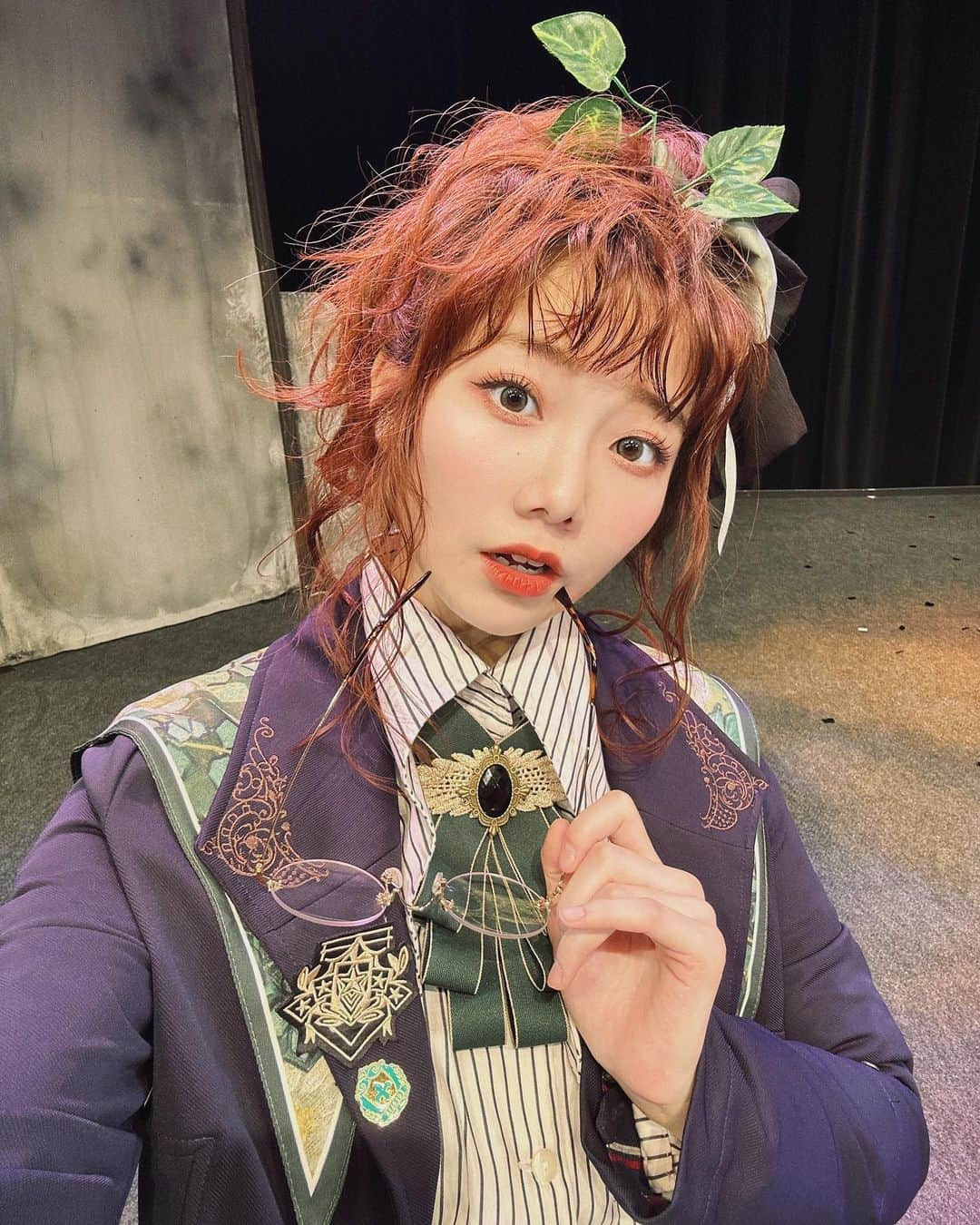 MOMOKAのインスタグラム：「・ イリスノワール 全12公演終了しました....🧪🌿💚  破天荒な変態薬草師、楽しかったです。☺️🫶🫶 皆様の感想ツイートを見ていると今までの役と雰囲気が違いすぎてわからなかったとの声もちらほら。たしかに！！でも嬉しいことだ✌️ 黒魔術は今までほとんど触れてこなかったジャンルなので、毎日新しいジャンルの科目を勉強している気持ちでした。笑 観ている皆様も沢山頭を使う作品だったかと思いますが、楽しんでいただけていたら嬉しいです☺️  今回も沢山の素敵な出会いがあり、幸せだったなあ、 出会いを大切に、そして次に繋げていけるように、まだまだ頑張ります。☺︎  またどこかで皆様にお会いできるのを楽しみにしています🐍👻  アタナシア役  花澤桃花」