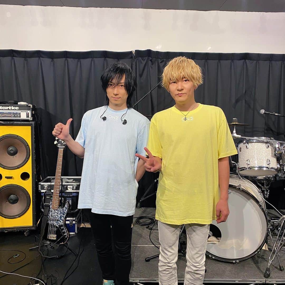 高井淳のインスタグラム：「昨日は 「喋って喋って(生)第十九話」 ありがとうございました☺︎ 相変わらずタイトルとは裏腹感ありますが 大変良き時間でした！ イベントの成功はご来場の皆さんの ご協力あっての事です そんなみんなを誇りに思います。 感謝！  2部はバタバタしてて 写真撮り忘れました…  OEアパレル新シリーズの、色違い ヒロ君、イエロー似合うねー☺︎  次回は8/19出張 名古屋　静かの海さんにて。 個人的には その前にONE ELEMENTのアコースティックも ありますね よろしくどうぞ☺︎」