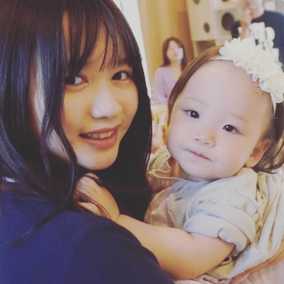 田中杏子のインスタグラム：「先週末は、5月に一歳を迎えた姪っ子ちゃんのバースデーパーティーでした🎉 まだまだベビーなのにしっかりと見据えるこの表情がたまりません🤭🤭  久しぶりの大家族集合、楽しかった💯 我が家に生まれてきてくれて、ありがとう🙏🥰㊗️㊗️㊗️㊗️㊗️❤️  #akotanaka #姪っ子のバースデー」