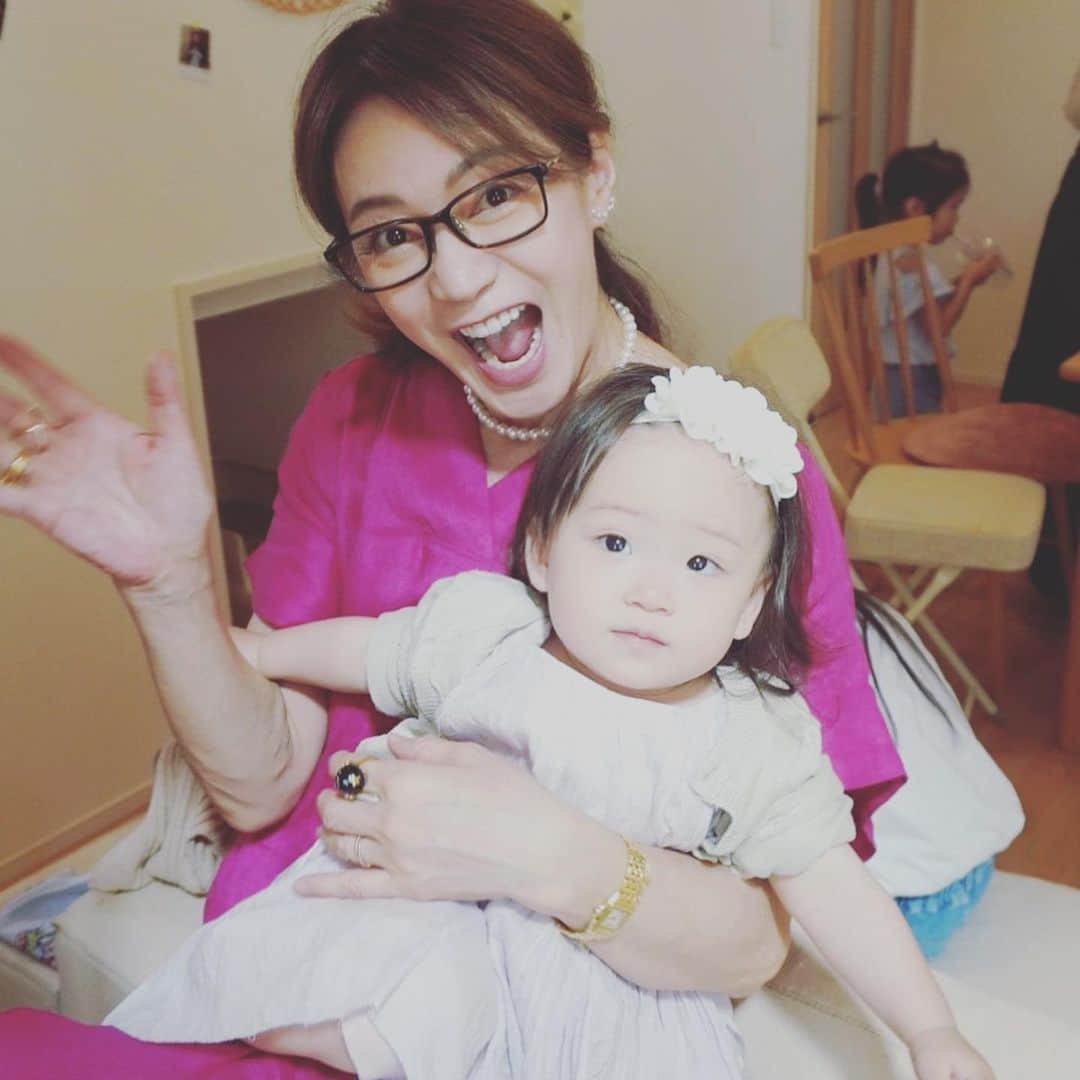 田中杏子さんのインスタグラム写真 - (田中杏子Instagram)「先週末は、5月に一歳を迎えた姪っ子ちゃんのバースデーパーティーでした🎉 まだまだベビーなのにしっかりと見据えるこの表情がたまりません🤭🤭  久しぶりの大家族集合、楽しかった💯 我が家に生まれてきてくれて、ありがとう🙏🥰㊗️㊗️㊗️㊗️㊗️❤️  #akotanaka #姪っ子のバースデー」6月19日 23時35分 - akoakotanaka