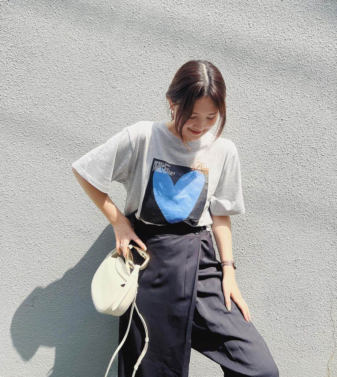 金光みり愛のインスタグラム：「イベントで販売したミュージアムTEE、 オンラインでも発売してほしいという声が 多くて追加生産しました💙  ちょっとお待たせしちゃったけど 来週やっと発売できそう😍🫶🏻🍊☁️ @priveve_priveve」