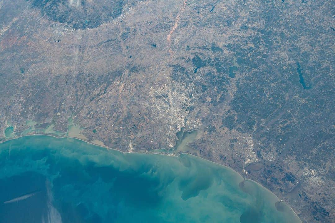 国際宇宙ステーションさんのインスタグラム写真 - (国際宇宙ステーションInstagram)「#Juneteenth commemorates this day in 1865 when General Major Gordon Granger arrived in Galveston, Texas and read a federal order abolishing the institution of slavery in the state. In this view from space, Galveston/Houston is seen from the International Space Station (@iss).  “Juneteenth is a time to recognize the accomplishments of those who fought for civil rights and social justice. It is a time to come together to remain relentless in our nation's pursuit of both equality and equity." - NASA Astronaut Victor Glover  Image description: Houston, Texas (home of NASA's Johnson Space Center), Galveston Bay and the Gulf coast are pictured from the International Space Station as it orbited 261 miles above the Lone Star State.  Credit: NASA/Mike Hopkins」6月19日 23時35分 - iss