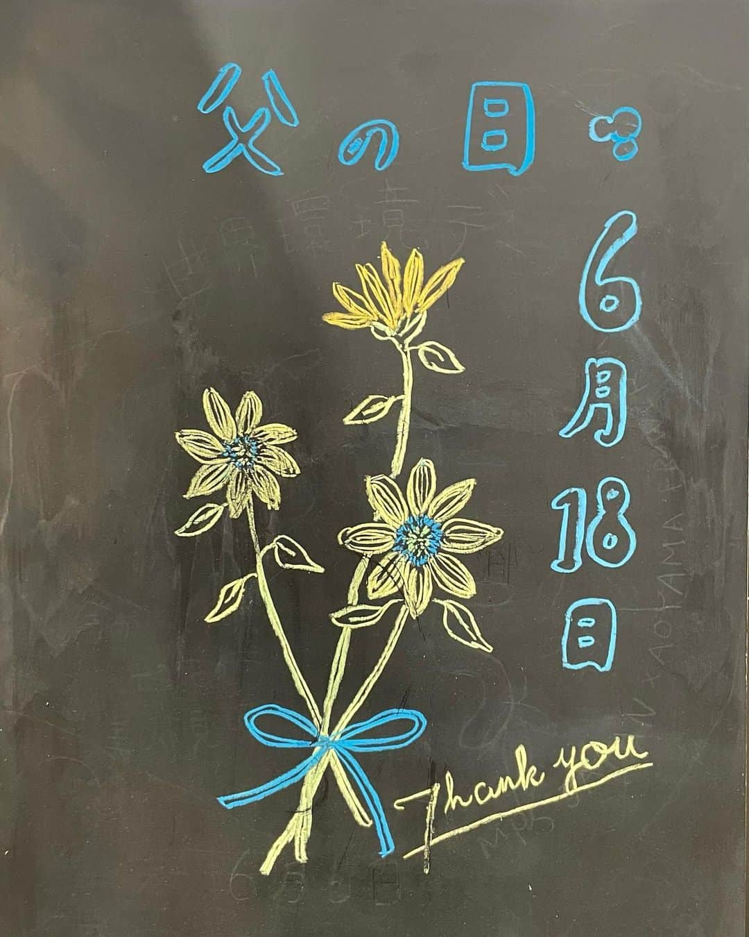 こままりえさんのインスタグラム写真 - (こままりえInstagram)「父の日💎 弟くんとまったりお花屋さんデート👦💐 お花屋さんはいつも娘ちゃんと行くのだけど 珍しく弟くんと一緒に😉  風邪が家族中でぐるぐると周り ようやく復活してきました💦 子供は結構すぐ治るのに 元々喉が弱い私は治りが悪く お熱は出ないもののずーっと咳が止まらず 咳喘息のようになっていて辛かった😢 長引きまくってようやく治ってきました😮‍💨 咳が出ると肩身狭い世の中です…🌐  みなさまもお大事に😷🩵 改めて体調管理しっかりしないとと思いました💦  #6月18日 #父の日 #父の日プレゼント #紫陽花 #アジサイ #青山フラワーマーケット #お花屋さん #お花屋さんデート #花屋デート #喉風邪 #咳が止まらない #咳喘息 #体調管理 #弟くんの成長記録 #4歳1ヶ月」6月19日 23時28分 - komamarie