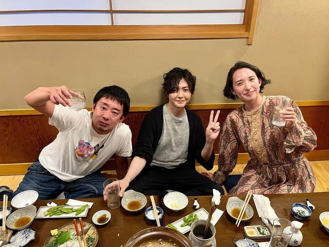 斉藤アリスさんのインスタグラム写真 - (斉藤アリスInstagram)「料理研究家のリュウジさん、ドラゴンボール芸人のR藤本さんと街ブラして、ハモ鍋たべました。  明日6/20(火)21:00から、 YouTube番組「ぐーぐう(GuuGoo)チャンネル」 で放映されますよ。  ロケってこと忘れて、 最後みんな普通に酔っ払って素になってた？🍶  またみんなでゆる飲みしたいなぁ*\(^o^)/*  #ぐーぐうチャンネル #ぐーぐうファミリー #リュウジ #リュウジレシピ #リュウジのバズレシピ #斉藤アリス #ハモ鍋 #代々木上原グルメ #代々木上原 #ドラゴンボール芸人」6月19日 23時29分 - cafeali