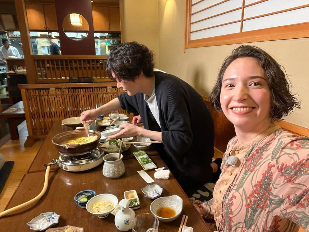 斉藤アリスさんのインスタグラム写真 - (斉藤アリスInstagram)「料理研究家のリュウジさん、ドラゴンボール芸人のR藤本さんと街ブラして、ハモ鍋たべました。  明日6/20(火)21:00から、 YouTube番組「ぐーぐう(GuuGoo)チャンネル」 で放映されますよ。  ロケってこと忘れて、 最後みんな普通に酔っ払って素になってた？🍶  またみんなでゆる飲みしたいなぁ*\(^o^)/*  #ぐーぐうチャンネル #ぐーぐうファミリー #リュウジ #リュウジレシピ #リュウジのバズレシピ #斉藤アリス #ハモ鍋 #代々木上原グルメ #代々木上原 #ドラゴンボール芸人」6月19日 23時29分 - cafeali