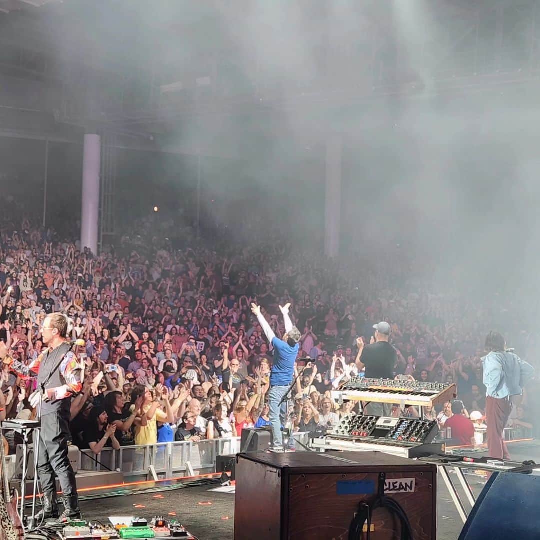 リヴァース・クオモのインスタグラム：「Detroit, MI 6-18-23. Last show of the first leg ended with a bang. Thank you @momma.band and @modestmouse for kicking this Indie Rock Roadtrip tour off with us. You're both incredible bands, but even more incredible people.  Now time for a little R&R before the second leg with @futureislands and @joycemanorofficial. See you all in Columbia, MD on Friday.」