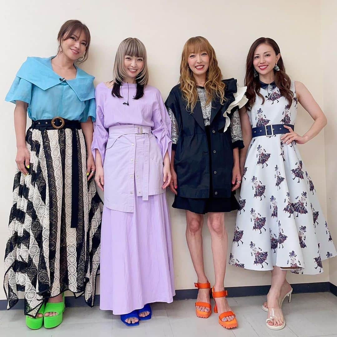 LINAさんのインスタグラム写真 - (LINAInstagram)「メイクは いつもよりちょいと強めに演出♡ LINA衣装 ⚫︎ブラウス @avie_andensal ⚫︎スカート @hundredcolor ⚫︎サンダル @yelloshoes_official ⚫︎ピアス  @yoaa.officia 　　　　　@higashiyamapr ⚫︎リング  @jolie_1818 ⚫︎make @mie_makeup_artist  ⚫︎stylist @sueyoshi_kumiko  #MAXLINA」6月19日 23時32分 - xxlina_now