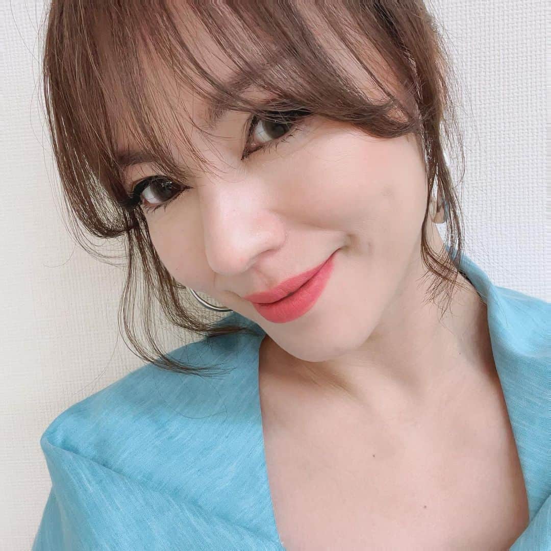 LINAのインスタグラム：「メイクは いつもよりちょいと強めに演出♡ LINA衣装 ⚫︎ブラウス @avie_andensal ⚫︎スカート @hundredcolor ⚫︎サンダル @yelloshoes_official ⚫︎ピアス  @yoaa.officia 　　　　　@higashiyamapr ⚫︎リング  @jolie_1818 ⚫︎make @mie_makeup_artist  ⚫︎stylist @sueyoshi_kumiko  #MAXLINA」