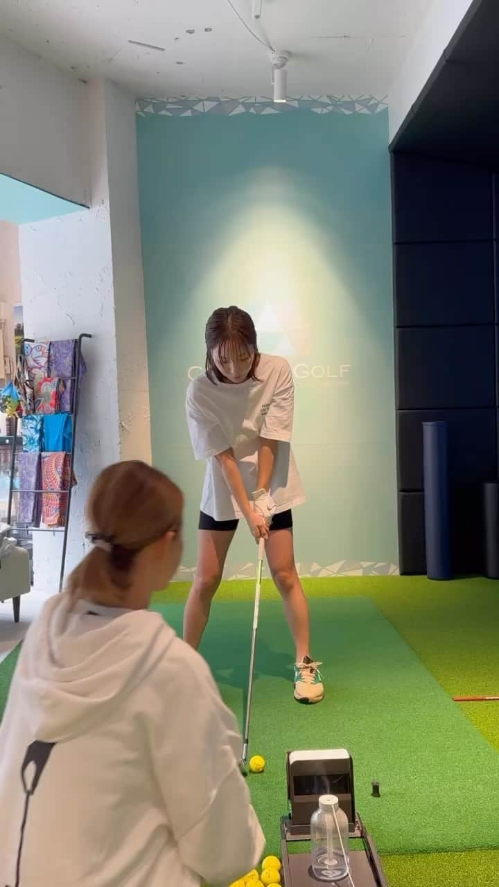 井上奈保のインスタグラム：「本物のゴルフレッスンを受けてきました🏌🏻‍♀️✨ @juri_crystalgolf  @da_crystalgolf   動画2倍速⏩ (第一段階ありとあらゆる修正後の 連続打ちレッスン体力すり減った笑)  「中々ゴルフの成長が見られない」 「何かわからないけど何かが違う」 「そもそもこれで合ってるのか？」 という気持ちがずーっとあったので もうこれは本物のゴルフレッスンを受けてみるしかないな！と思い、いざ！  レベル違いのレッスンに 衝撃を受け続ける事となりました😳  え！何それ！え、え、え、えーーー 何もかもが違う...笑  本当にただ一つ言えることは。 いろんな人がなんとかなるように沢山教えてくれてきたし 過去に他で何度もレッスンも受けたこともあるけれど "ちゃんっと良い先生に出会って教わるべき‼︎" ※初心者は特に何もわからないから良いも悪いも判断できないから先生探しは本当に難しいのだけれど。  感激のゴルフレッスンとなりました🥹✨ 初レッスンでしたがそれでも全然違うものになり やっとスタートラインに立てた！そんな気分です！  最近は成長のしなさに嫌気がさしていたのも事実。  これからゴルフが最高に楽しくなりそうです✨ ここからがスタートだ！  #ゴルフレッスン #ゴルフレッスン動画 #ゴルフレッスンプロ #ゴルフ女子」