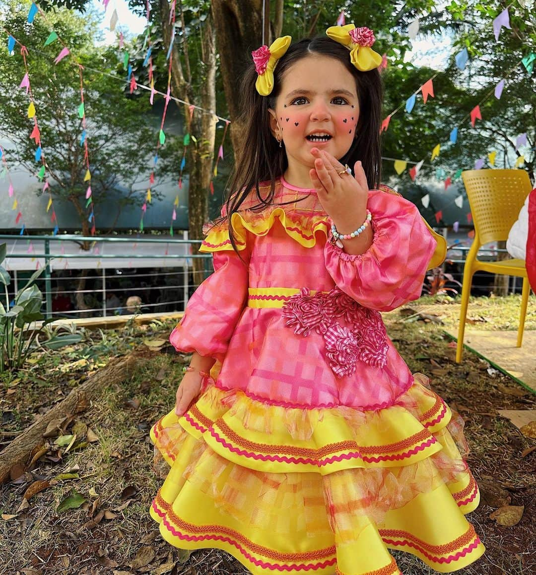 Mariana Sampaioさんのインスタグラム写真 - (Mariana SampaioInstagram)「Melhores clicks do arraiá da minha gatinha ontem! 💛🩷🧡🩵 amo te ver feliz e tenho muitooooo orgulho de você, minha filha!  Look feito do jeitinho que sonhamos por @le_infance. Uma obra de arte em forma de vestido!」6月19日 23時47分 - mariana