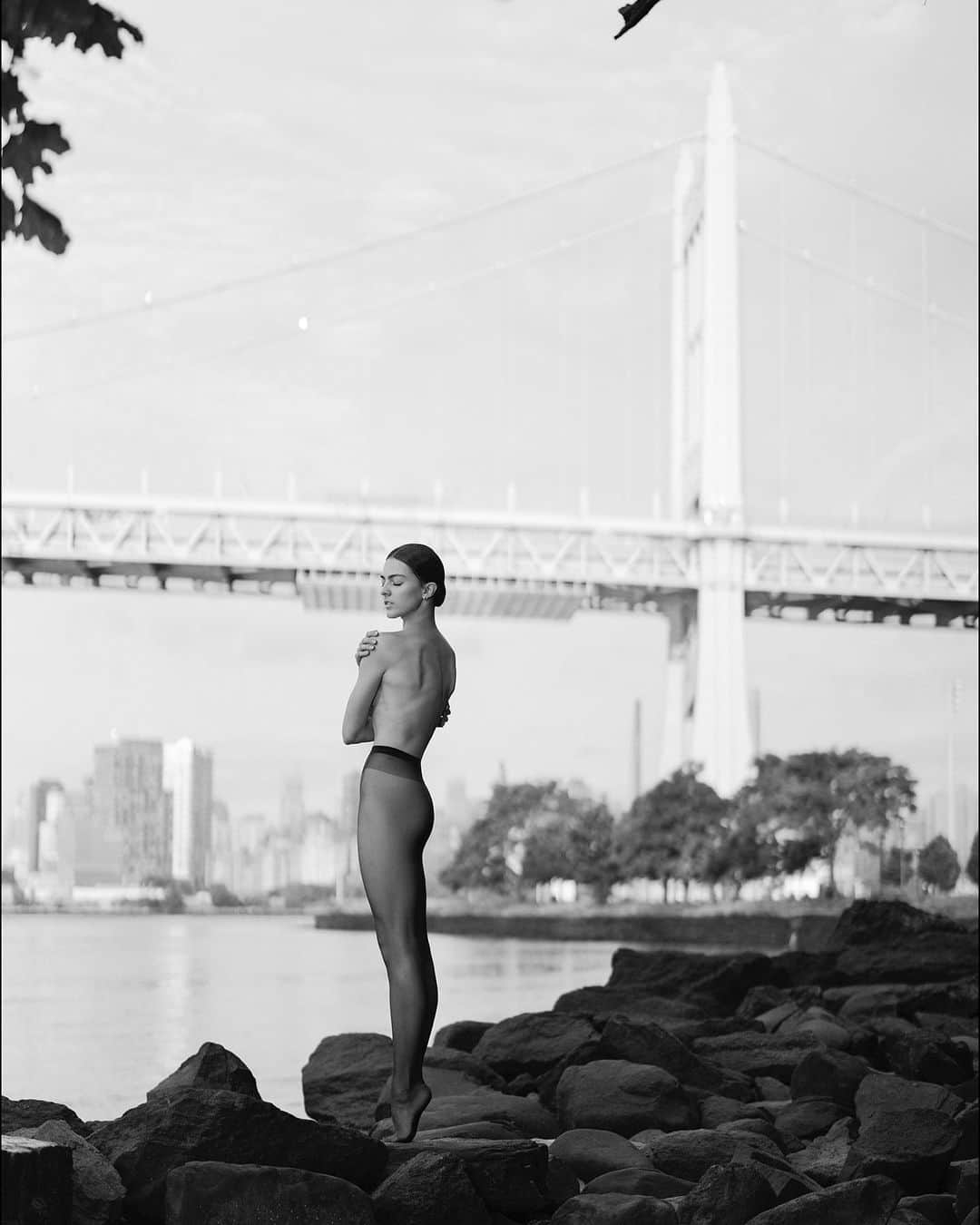 ballerina projectのインスタグラム：「𝗦𝘆𝗱𝗻𝗲𝘆 𝗗𝗼𝗹𝗮𝗻 in New York City.   @sydney_dolan_ballet #sydneydolan #ballerinaproject #randallsisland #newyorkcity #ballerina #ballet @wolford #wolford #hosiery #triborobridge   Ballerina Project 𝗹𝗮𝗿𝗴𝗲 𝗳𝗼𝗿𝗺𝗮𝘁 𝗹𝗶𝗺𝗶𝘁𝗲𝗱 𝗲𝗱𝘁𝗶𝗼𝗻 𝗽𝗿𝗶𝗻𝘁𝘀 and 𝗜𝗻𝘀𝘁𝗮𝘅 𝗰𝗼𝗹𝗹𝗲𝗰𝘁𝗶𝗼𝗻𝘀 on sale in our Etsy store. Link is located in our bio.  𝙎𝙪𝙗𝙨𝙘𝙧𝙞𝙗𝙚 to the 𝐁𝐚𝐥𝐥𝐞𝐫𝐢𝐧𝐚 𝐏𝐫𝐨𝐣𝐞𝐜𝐭 on Instagram to have access to exclusive and never seen before content. 🩰」